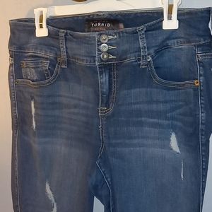 TORRID PREMIUM JEGGING 14R DISTRESSED MED DARK WASH 3 BUTTON HIGH WAIST.